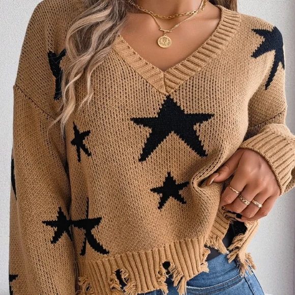 V-Neck Cropped Sweater with Star Pattern & Distressed Hem - Picture 2 of 8